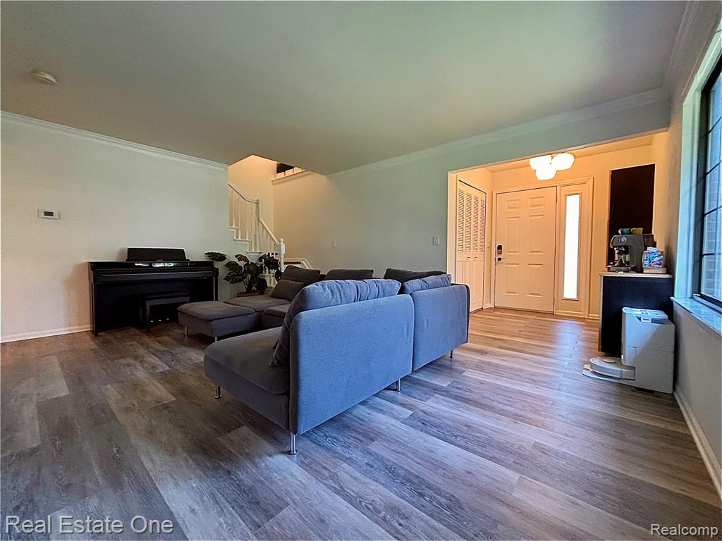 66 Meadow Wood Drive, Rochester Hills, MI 48307 — Photo 4