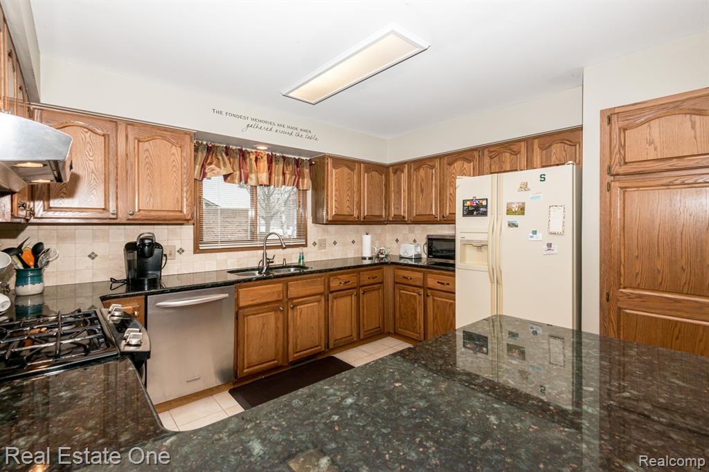 41344 Beacon Road, Novi, MI — Photo 37