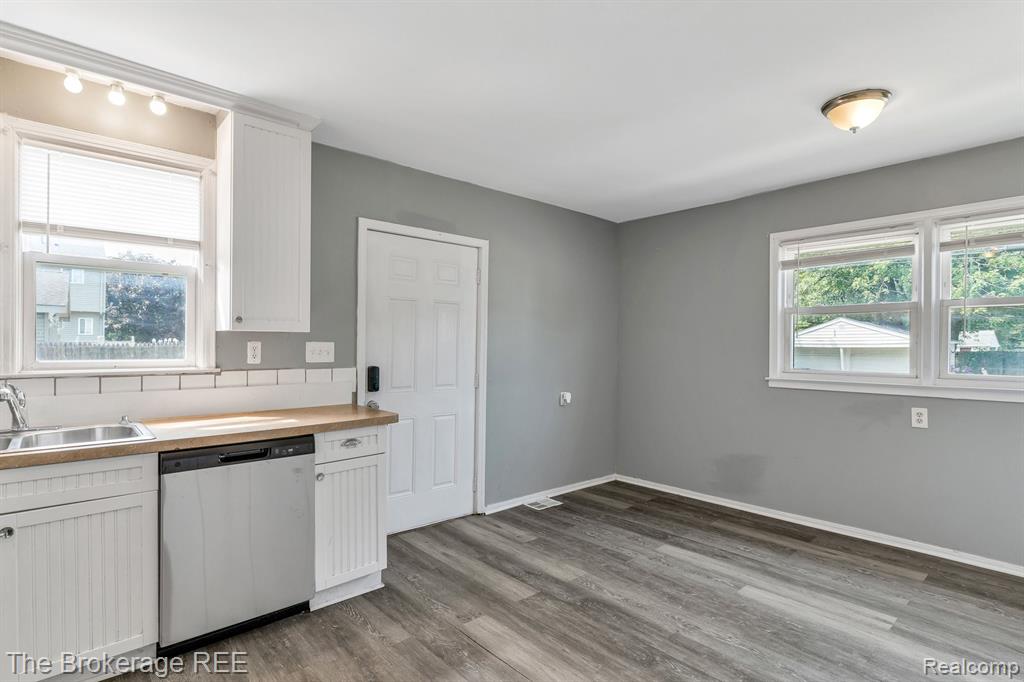 467 W MAXLOW Avenue, Hazel Park, MI 48030 — Photo 11