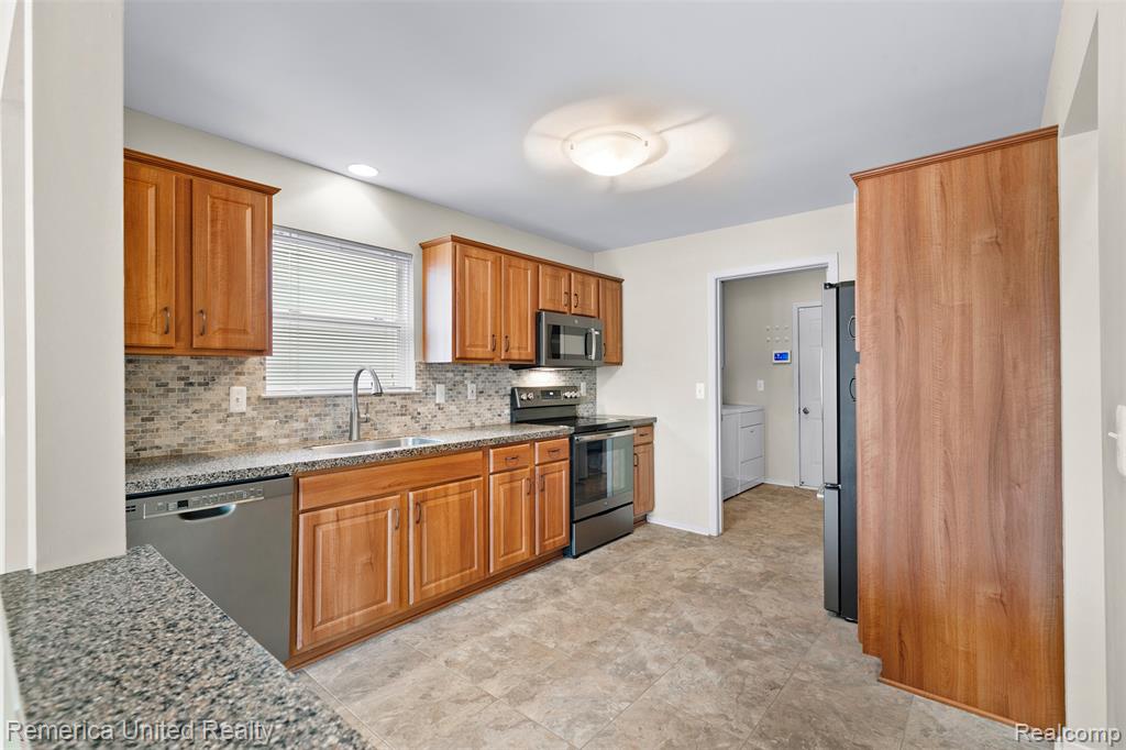 450 Berry Lake Drive, Commerce Twp, MI 48390 — Photo 11