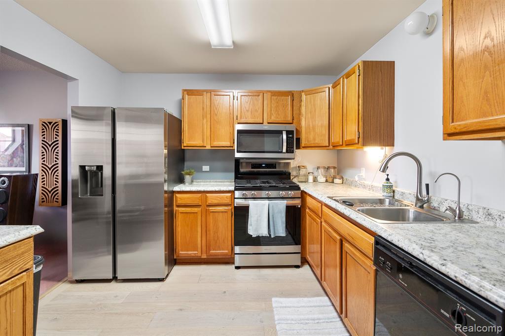 4933 OAK HILL Drive, Waterford, MI 48329 — Photo 14