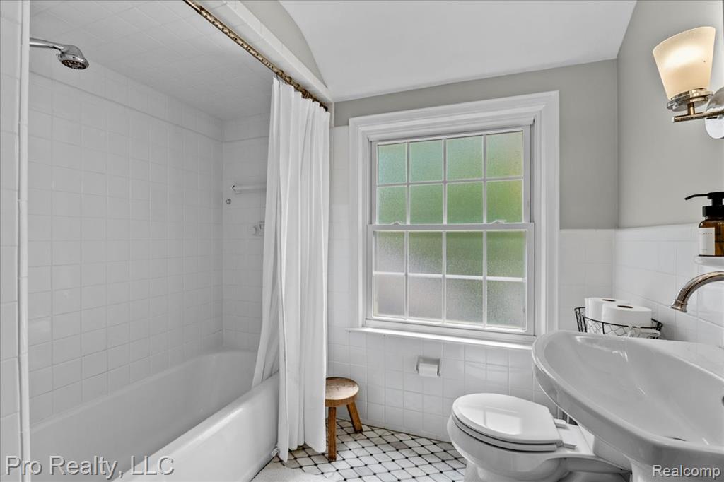 429 Roland Road, Grosse Pointe Farms, MI 48236 — Photo 18