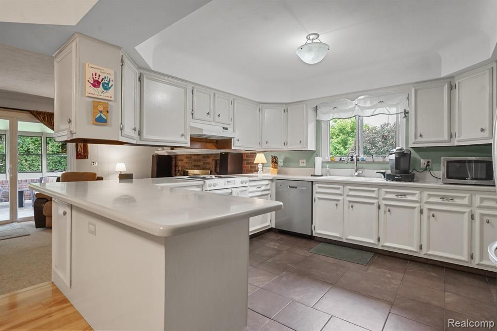 6989 Fredmoor Drive, Troy, MI 48098 — Photo 10