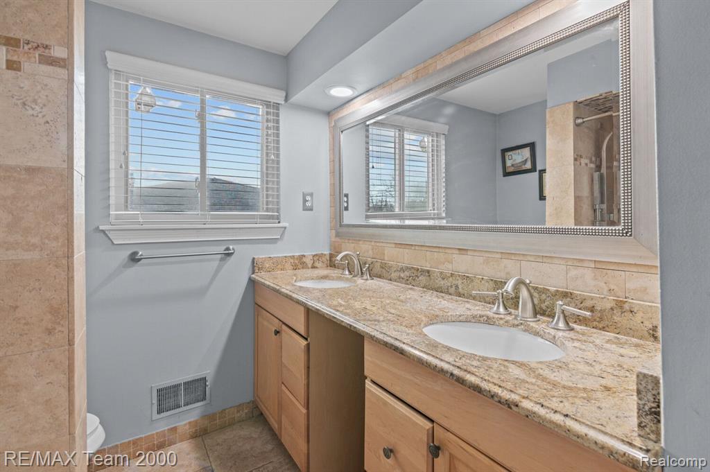 6751 N CHARLESWORTH Street, Dearborn Heights, MI 48127 — Photo 22