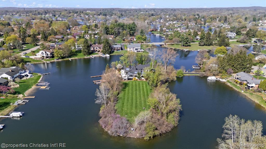 4912 Oakwood Court, Commerce Twp, MI 48382 — Photo 20