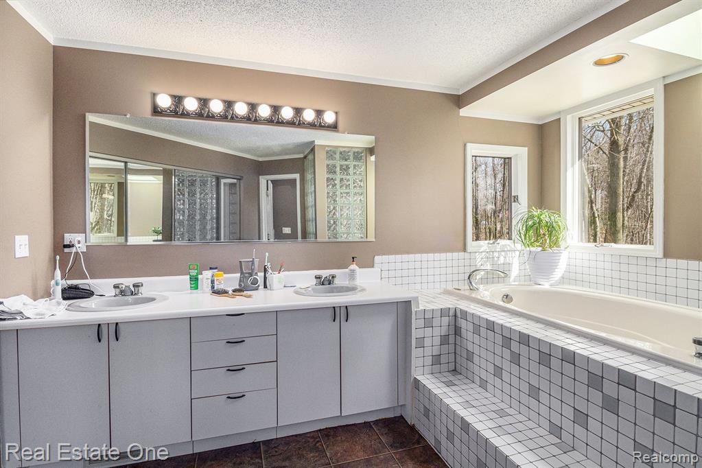 8155 Sheraton Park Drive, Fenton, MI 48430 — Photo 27