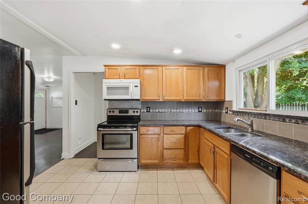 3130 Greenlawn Avenue, Commerce Twp, MI 48382 — Photo 10