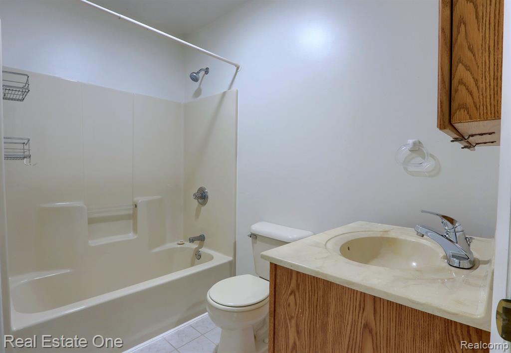 643 DETROIT Avenue, Lake Orion, MI 48362 — Photo 14
