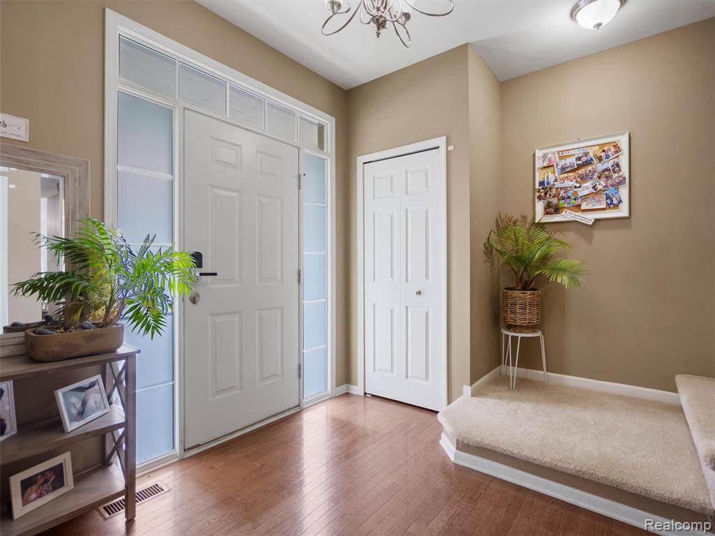 428 Newton Court, Lake Orion, MI 48362 — Photo 5