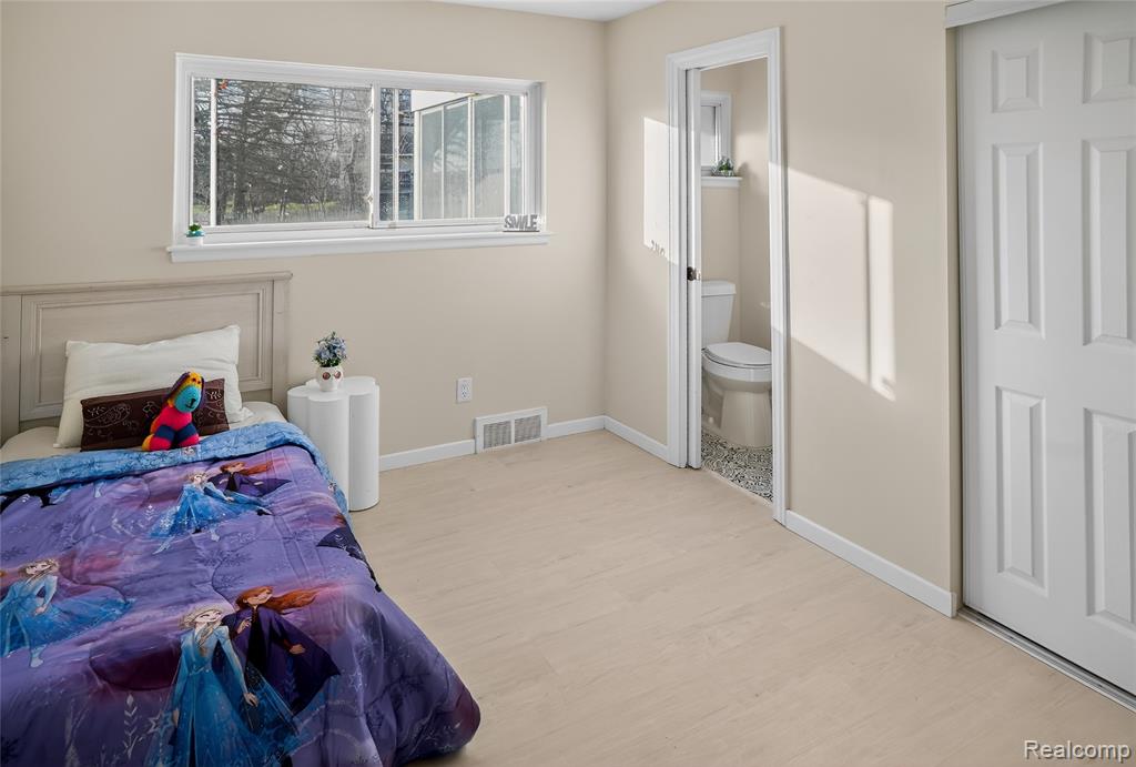 26923 Constance Avenue, Dearborn Heights, MI 48127 — Photo 16