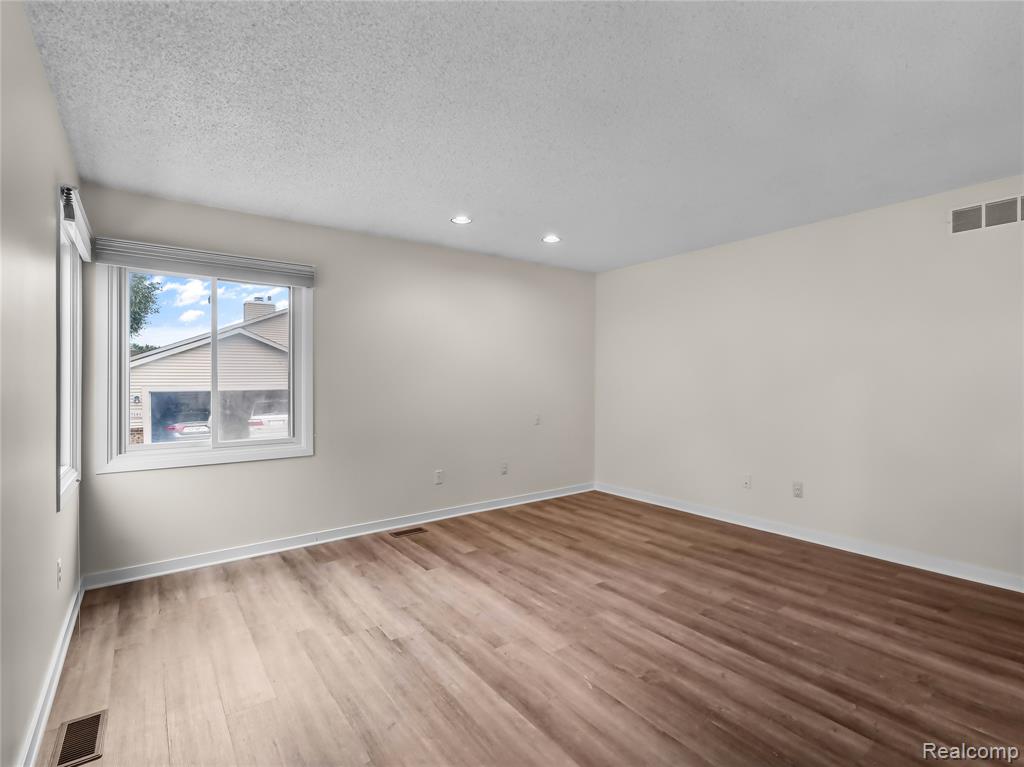 7113 Elmhurst, West Bloomfield, MI — Photo 29