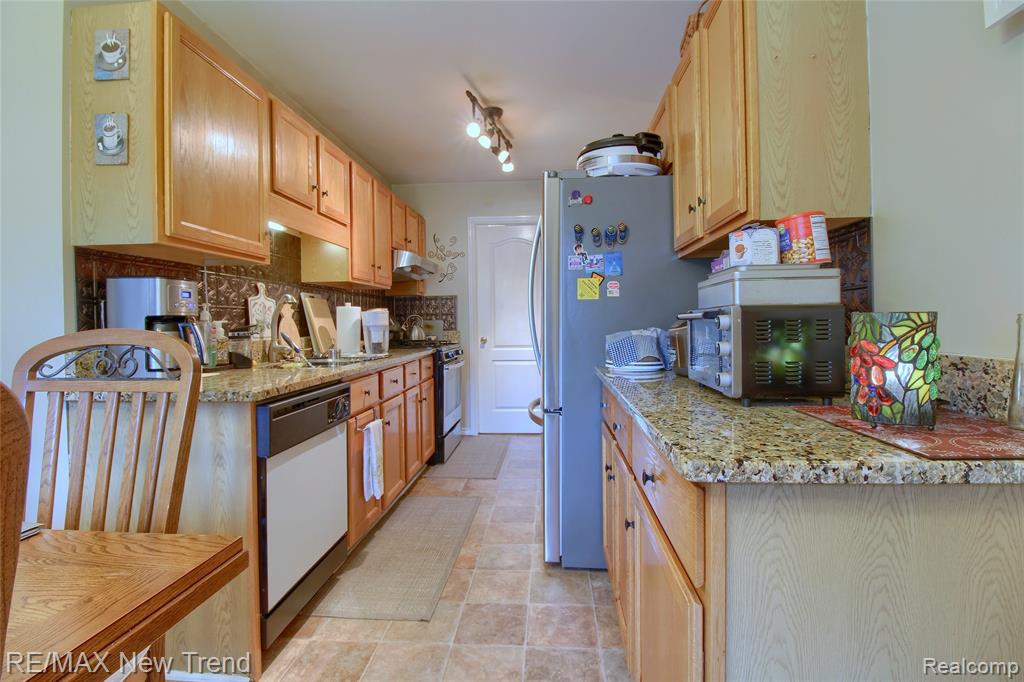 2759 Maple Forest Drive, Wixom, MI 48393 — Photo 9