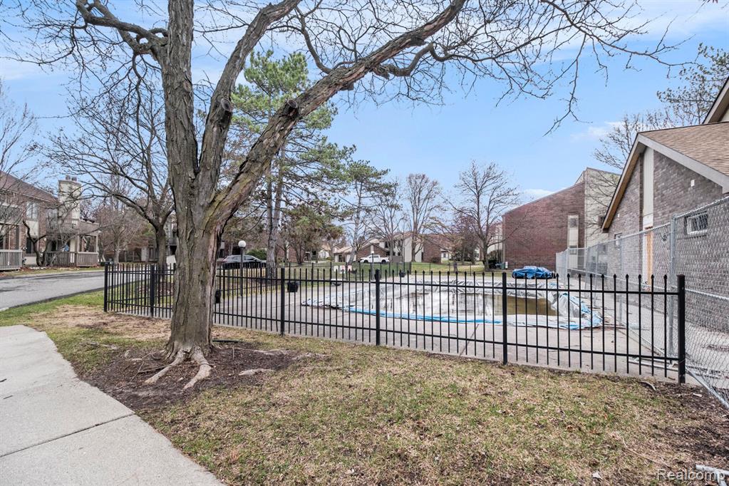 7353 Brynmawr Drive, #37, West Bloomfield, MI — Photo 28