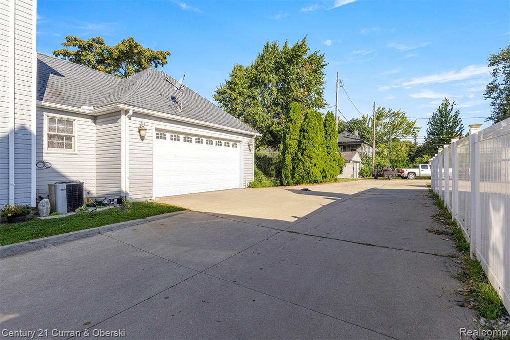250 Chestnut Street, Wyandotte, MI 48192 — Photo 19