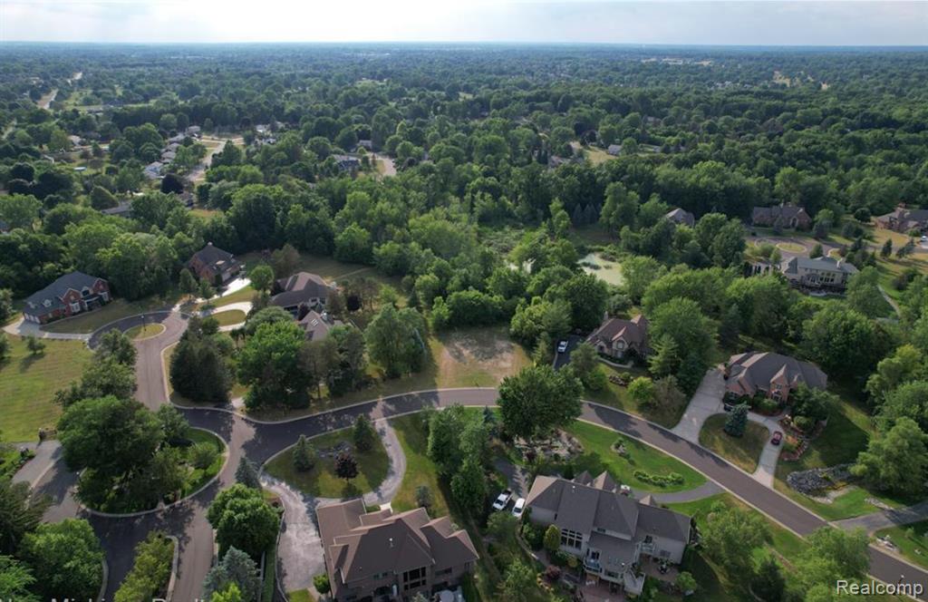 8284 PINE HOLLOW Trail, Grand Blanc, MI 48439 — Photo 4