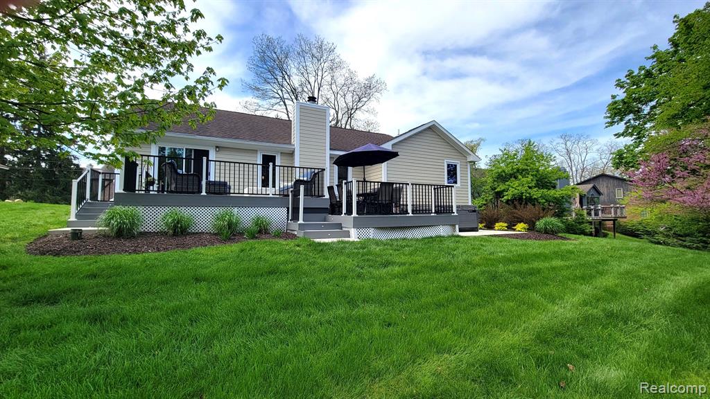 6192 N SHORE Drive, West Bloomfield, MI 48324 — Photo 4