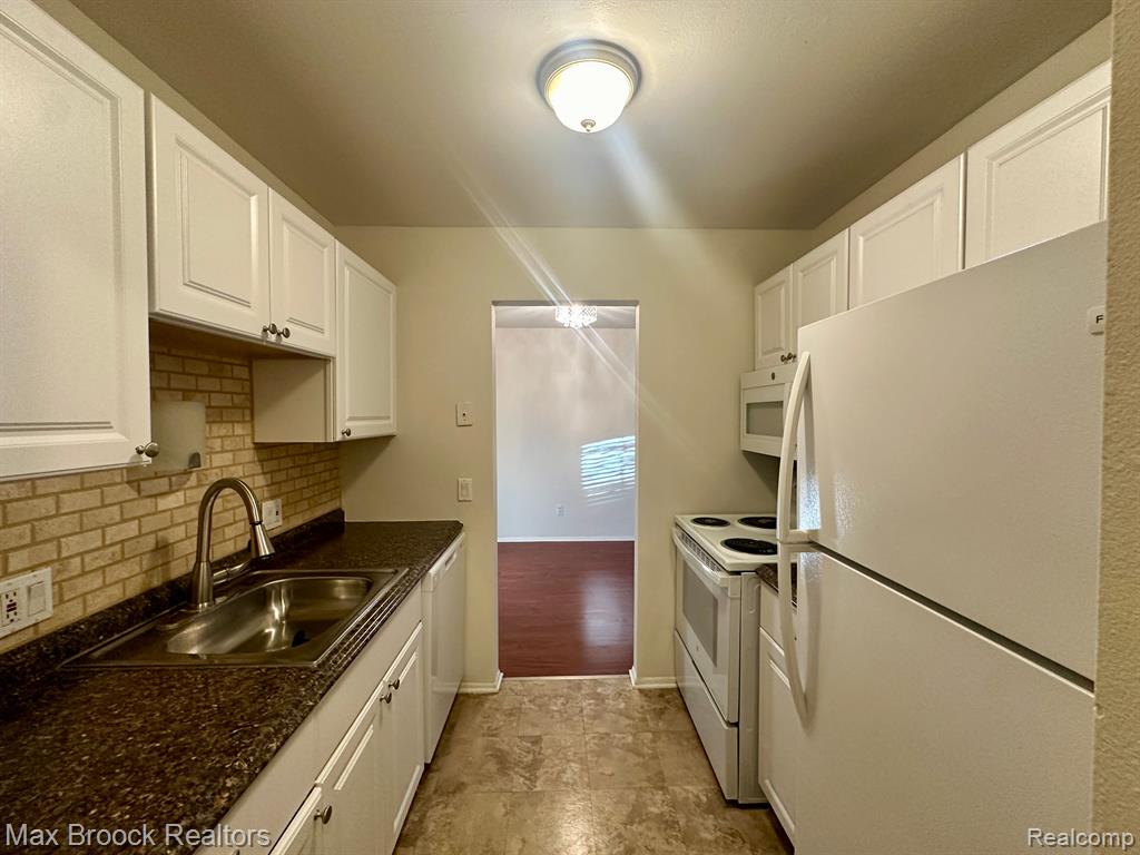 647 E FOX HILLS Drive, Bloomfield Hills, MI 48304 — Photo 11