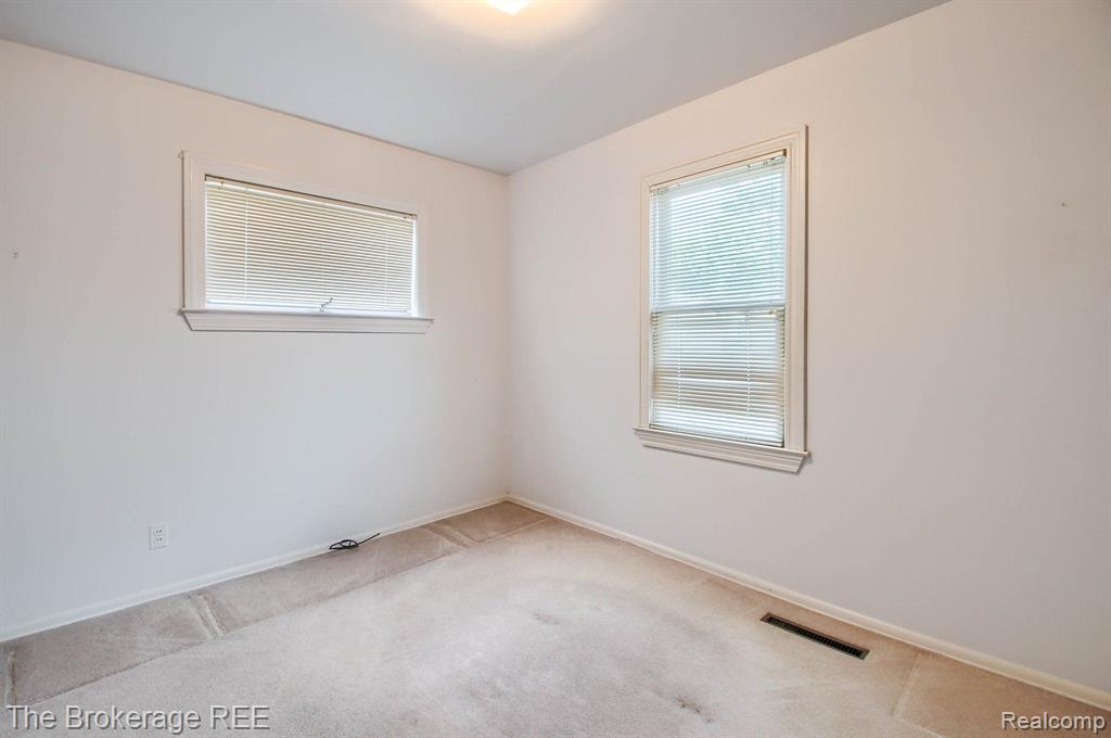 802 W HEMPHILL Road, Flint, MI 48507 — Photo 20