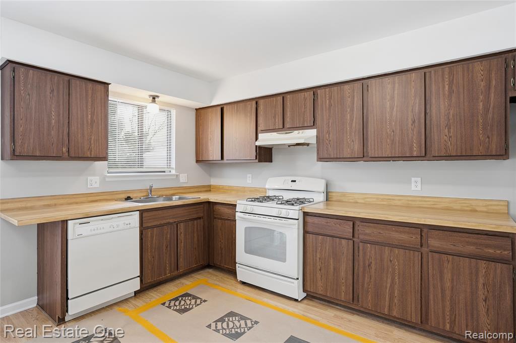 8422 Robindale Avenue, Dearborn Heights, MI 48127 — Photo 9