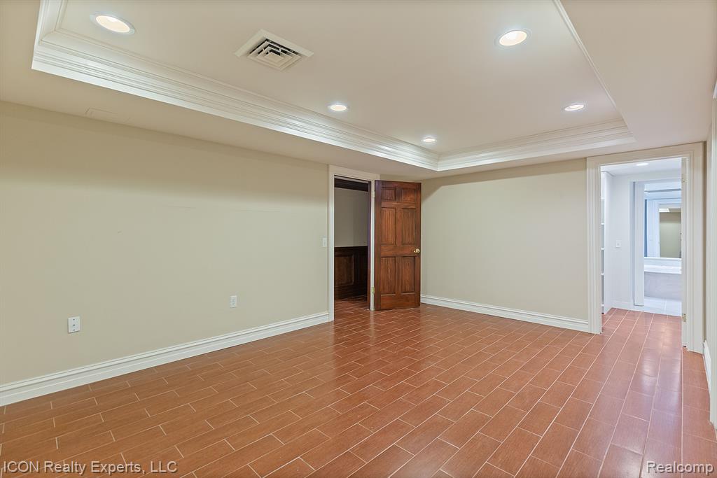5215 DEER RUN Circle, Orchard Lake Village, MI 48323 — Photo 41