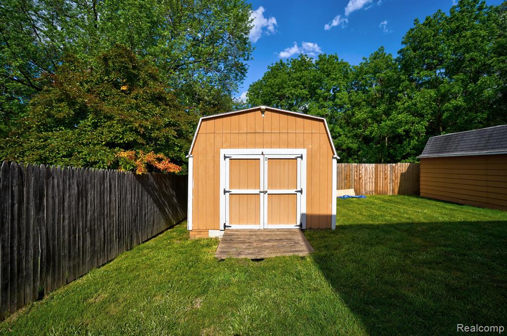 943 BRADLEY Avenue, Flint, MI 48503 — Photo 8