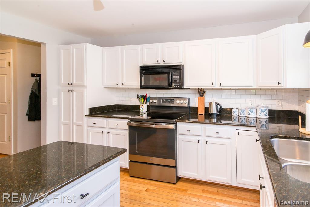 8598 GOLF LANE Drive, Commerce Twp, MI 48382 — Photo 38