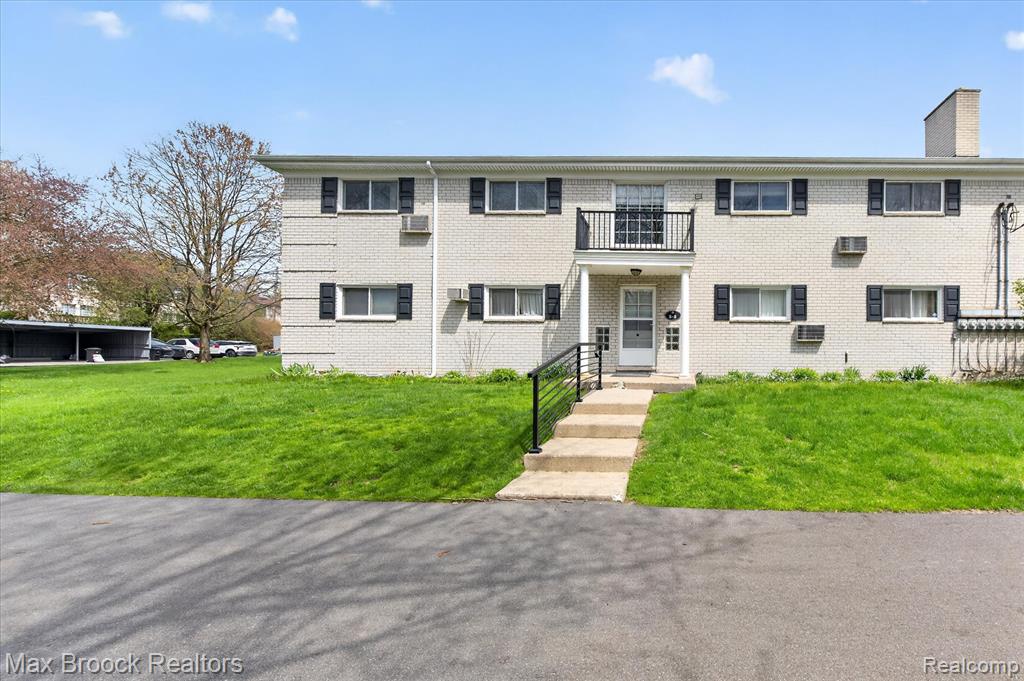 100 W Hickory Grove Road, Bloomfield Hills, MI 48304
