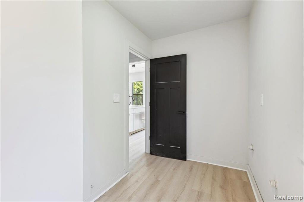3893 BENITEAU Street, Detroit, MI 48214 — Photo 20