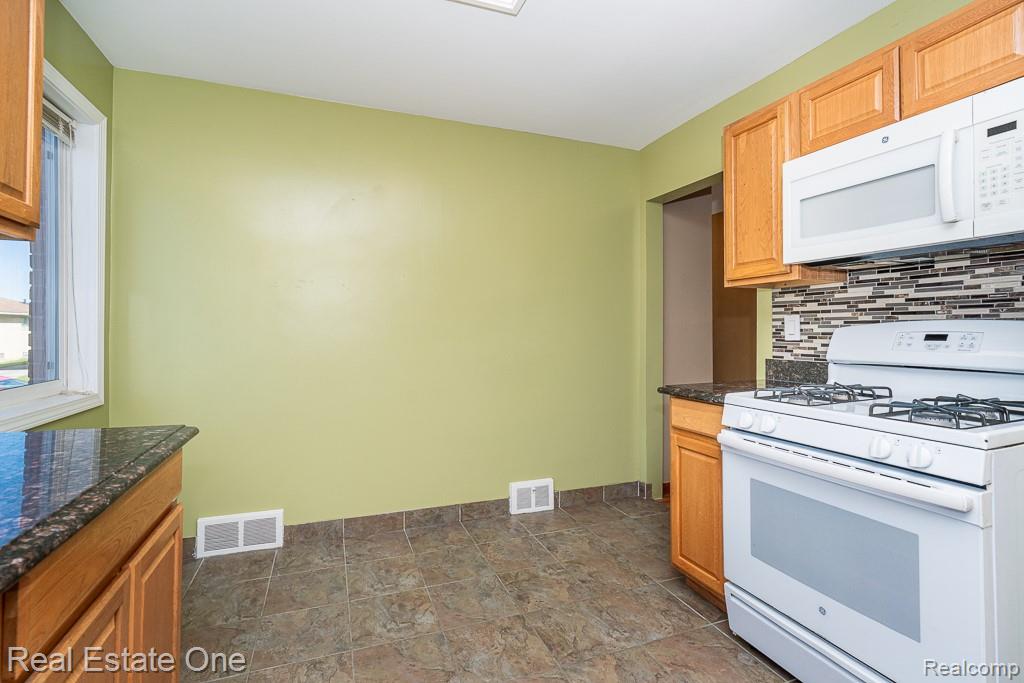 8272 Racine Road, Warren, MI 48093 — Photo 18