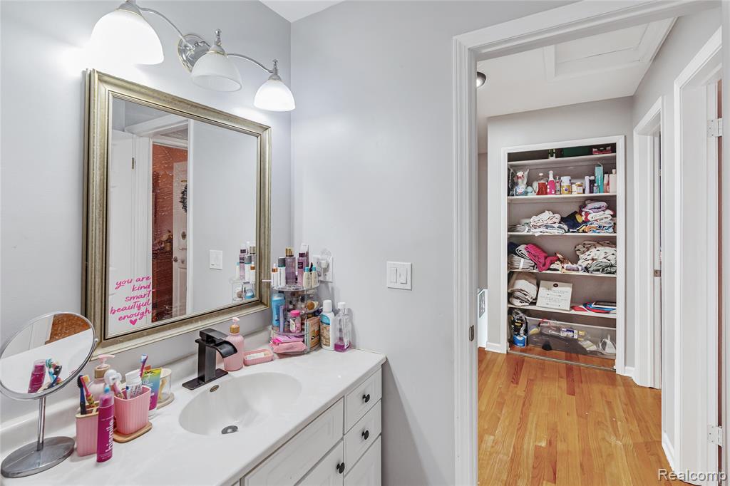 1070 Woodview Drive, Flint, MI 48507 — Photo 47