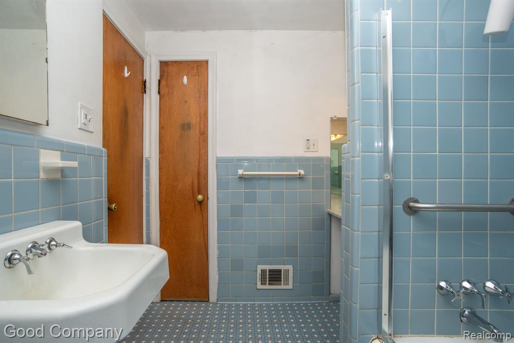 2564 WOODSTOCK Drive, Highland Park, MI 48203 — Photo 32