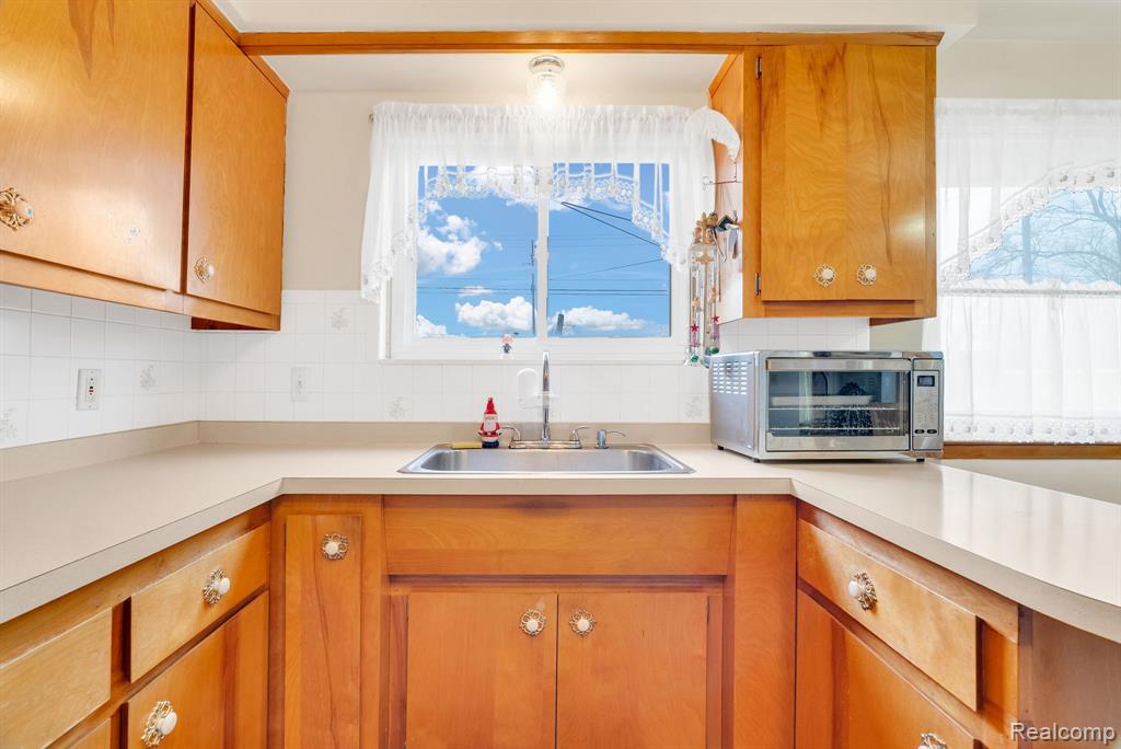 8331 Stanley Drive, Warren, MI 48093 — Photo 14
