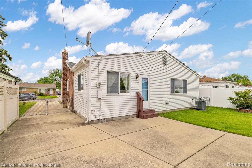 8536 Blackburn Drive, Westland, MI — Photo 28