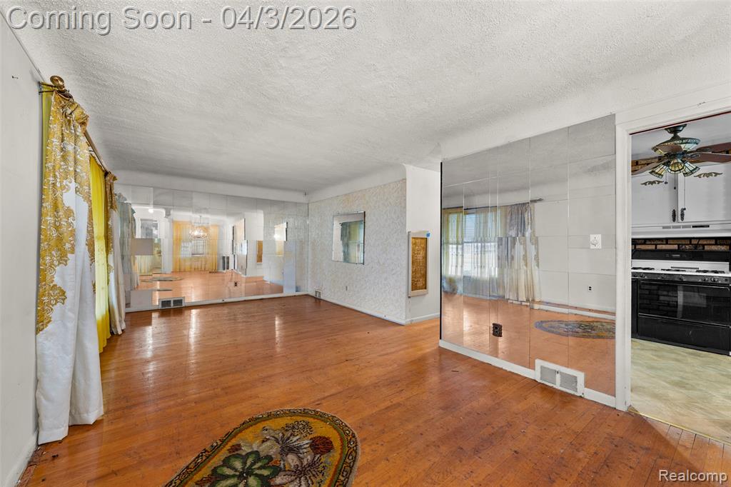 516 E Woodward Heights Boulevard, Hazel Park, MI 48030 — Photo 6
