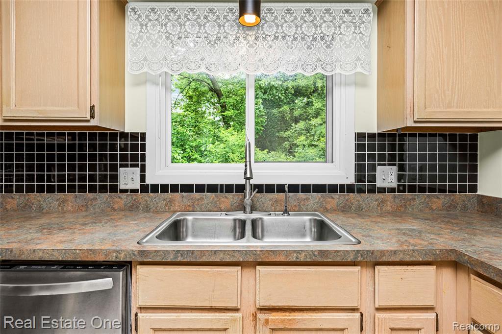 4642 Ponderosa Street, Commerce Twp, MI 48382 — Photo 14