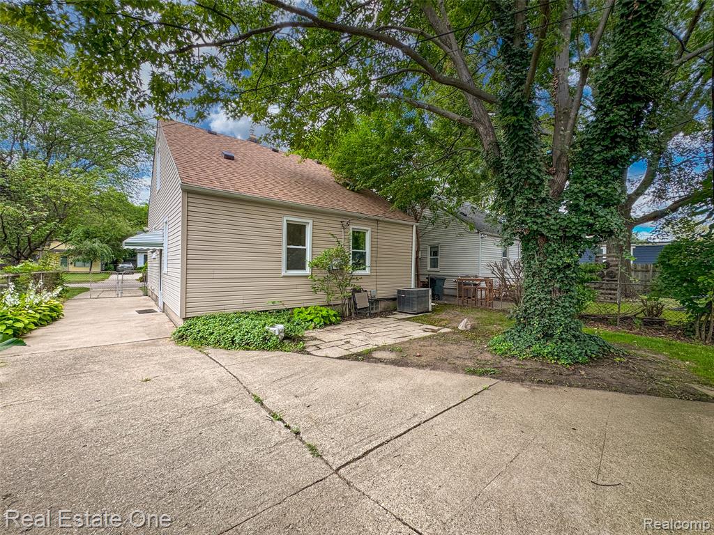 816 N Kenwood Avenue, Royal Oak, MI 48067 — Photo 8