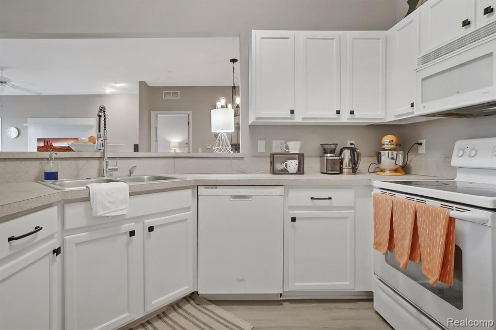 29508 Nottingham Court, Livonia, MI 48152 — Photo 11