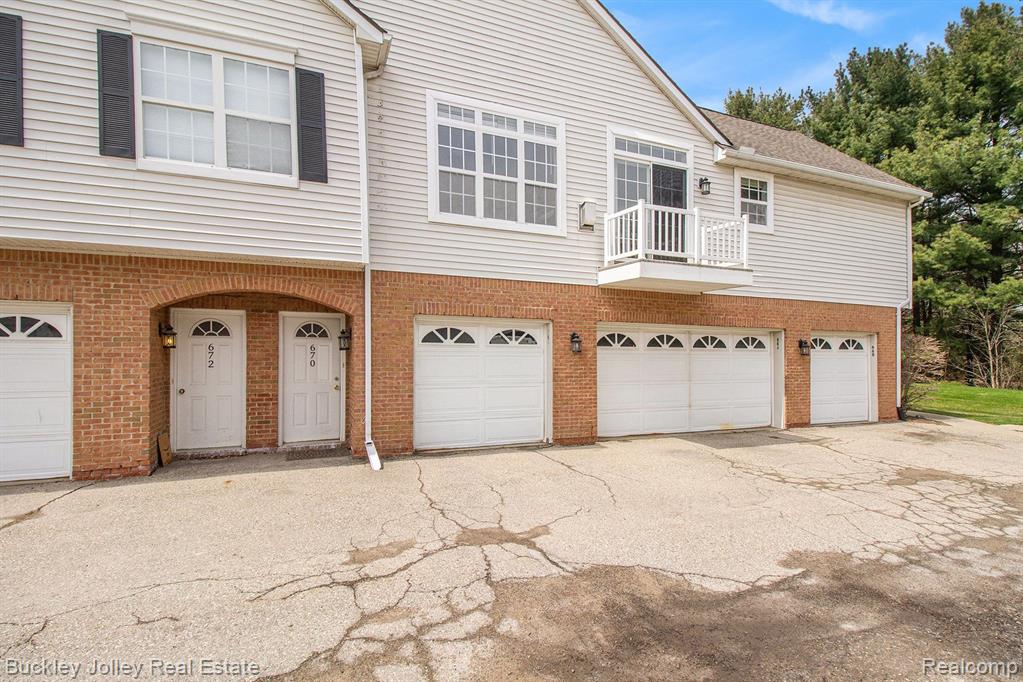 670 OLDE ENGLISH Circle, Howell, MI 48855 — Photo 16