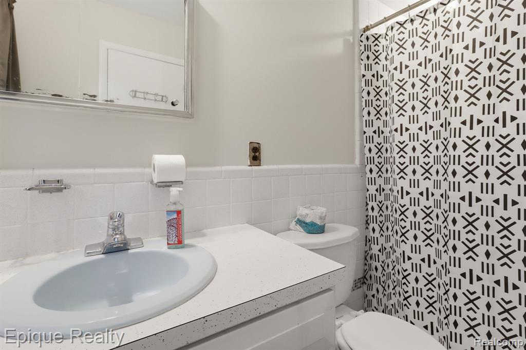 7335 Coach Lane, West Bloomfield, MI — Photo 19