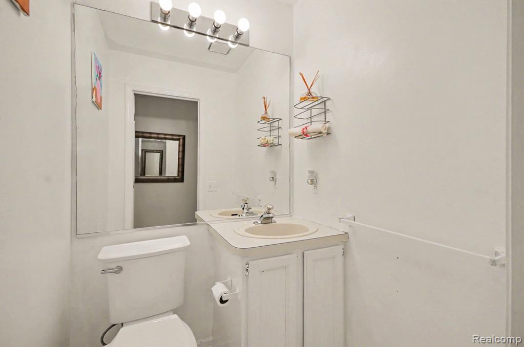 425 Thornridge Court, Rochester Hills, MI 48307 — Photo 17