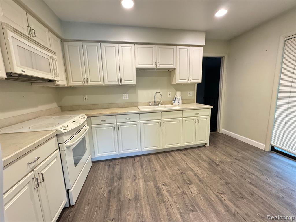3152 LINDENWOOD Drive, Dearborn, MI 48120 — Photo 4