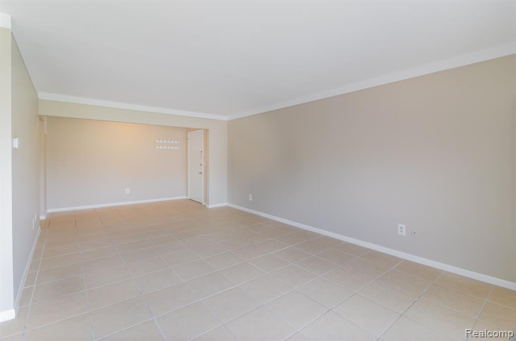 500 FOX HILLS Drive N, A-8, Bloomfield Hills, MI 48304 — Photo 5