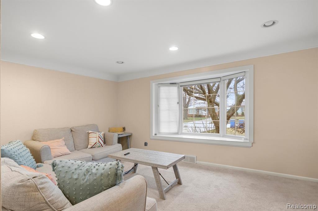 6483 N SILVERY Lane, Dearborn Heights, MI 48127 — Photo 5