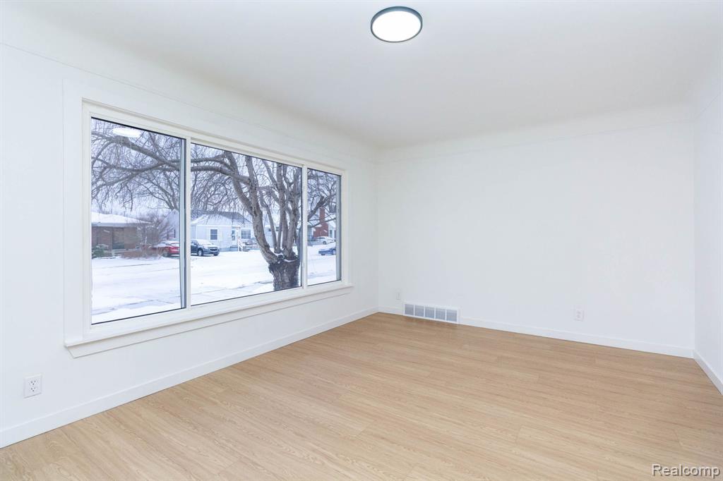 18099 Oak Avenue, Eastpointe, MI 48021 — Photo 3
