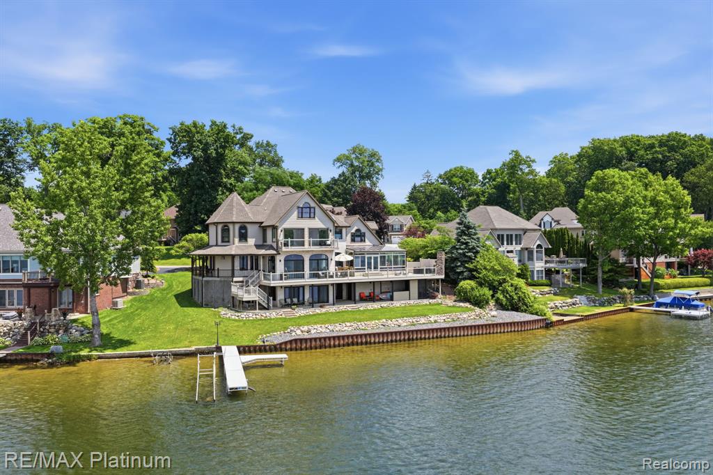 997 Thompson Shore Drive, Howell, MI 48843 — front exterior