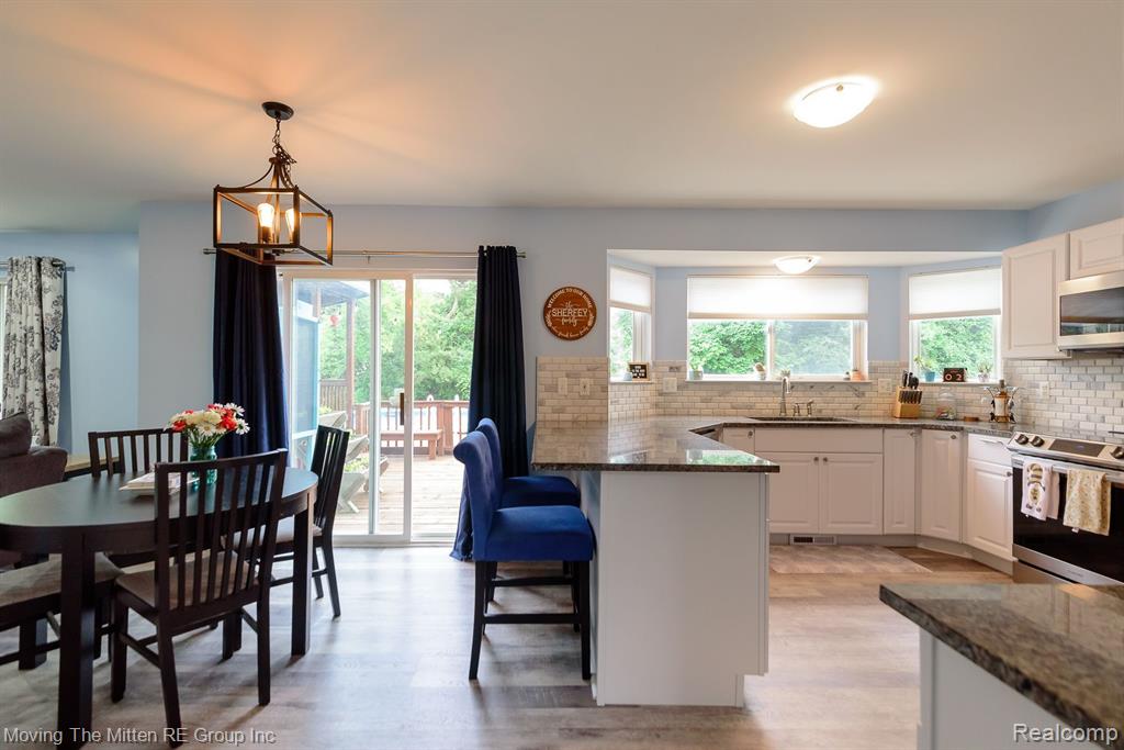 5861 MEADOWGREENE Drive, Waterford, MI 48327 — Photo 16