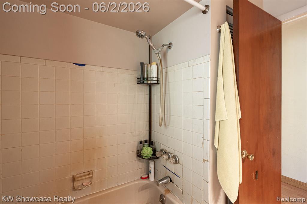 820 Clara Street, Commerce Twp, MI 48390 — Photo 34