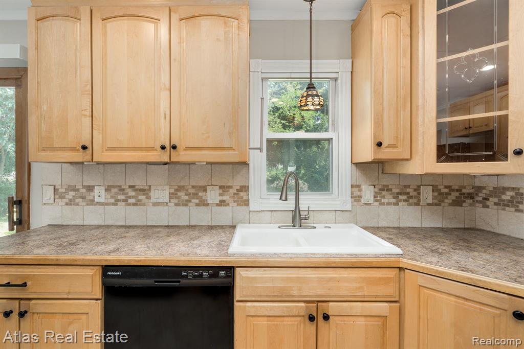 832 Southwood Drive, Fenton, MI 48430 — Photo 16