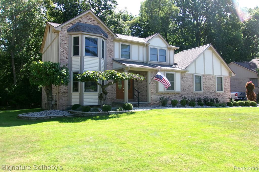 5303 Woodrun Drive, West Bloomfield, MI 48323