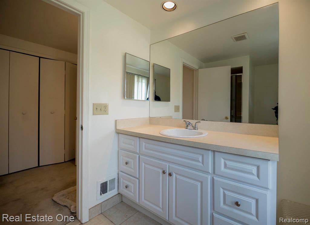 4259 Pinecroft Court, West Bloomfield, MI — Photo 21